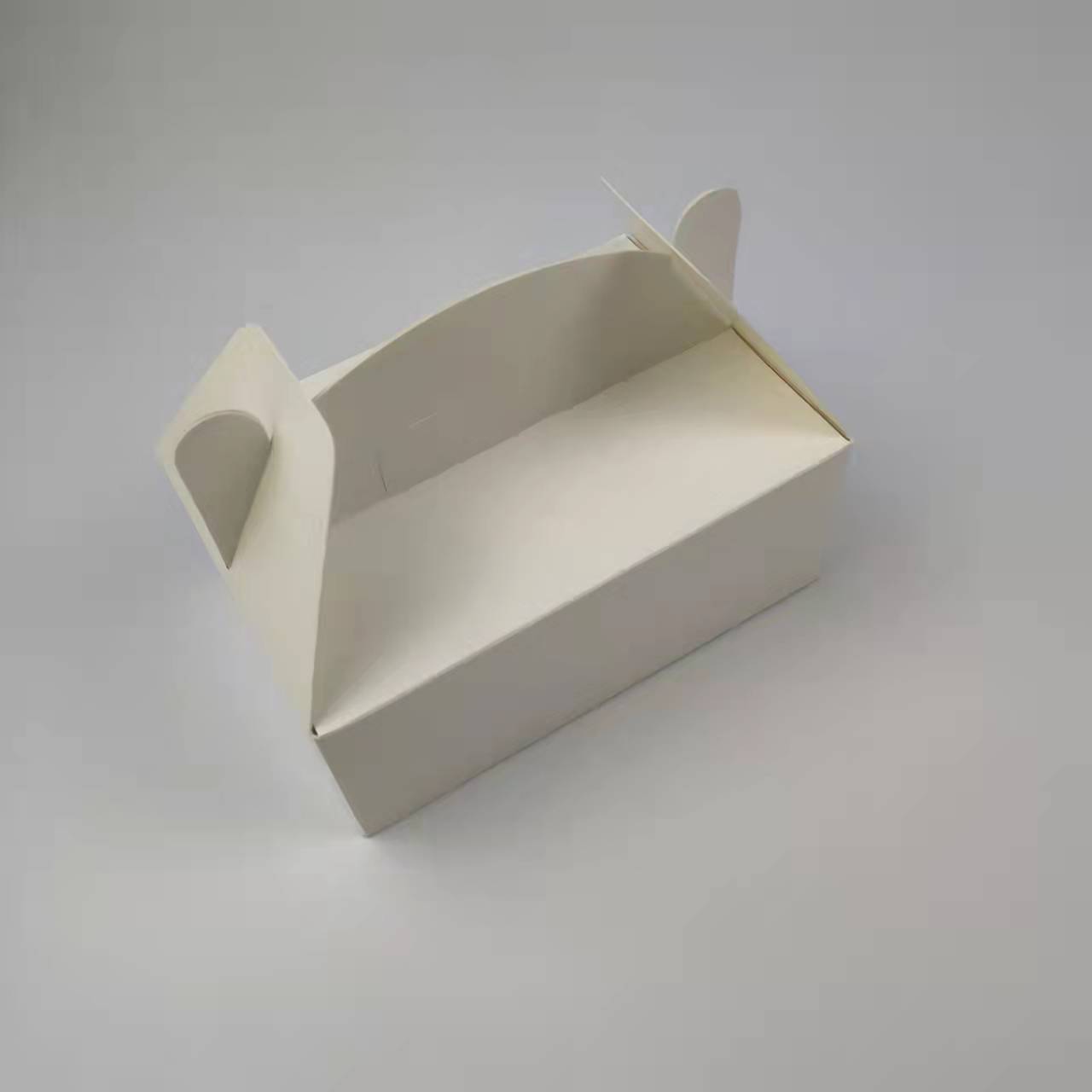 紙製の持ち帰り用ボックス